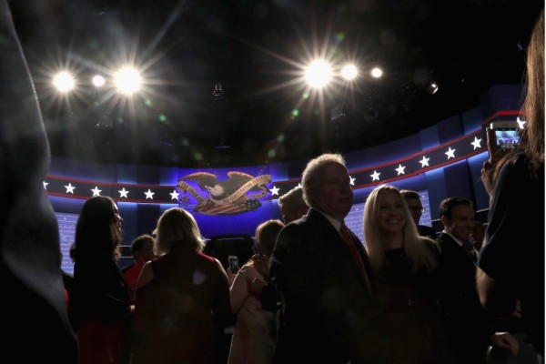 Un millonario y dos generales, entre invitados al debate Clinton-Trump