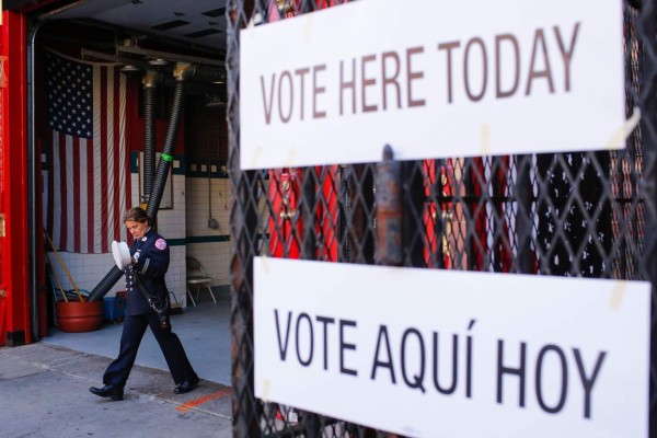 Clinton busca triunfo electoral para proclamar su candidatura, Sanders resiste