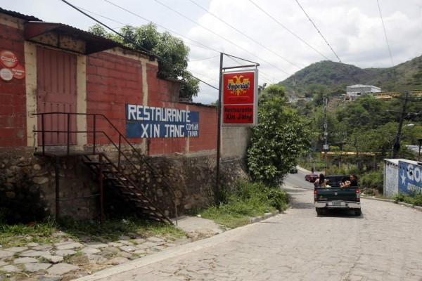 Tres personas mueren en ataque en restaurante