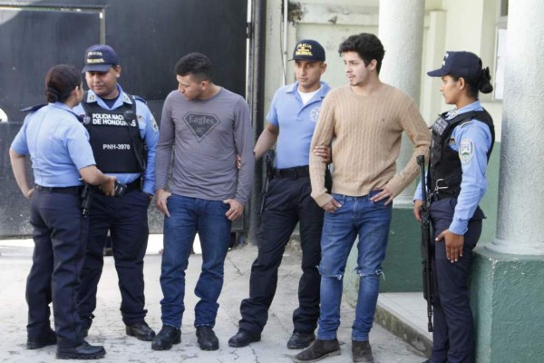 Otorgan medidas al expolicía y al guatemalteco acusados de robacarros