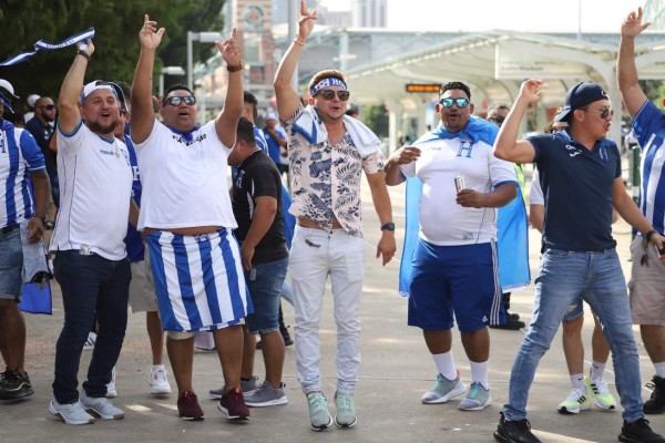 Los hondureños han llegado en gran cantidad al BBVA Stadium de Houston. Foto Karla López.