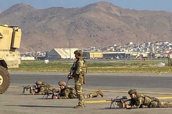 Soldados de EEUU matan a dos hombres armados en aeropuerto de Kabul