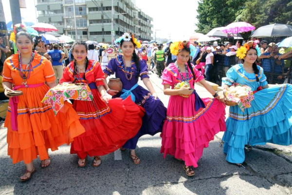 Algarabía, aplausos y fervor cívico inundan Tegucigalpa
