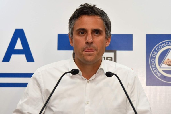 El Salvador presidential candidate Carlos Calleja of the National Republican Alliance (ARENA) attends a press conference after losing the presidential election in San Salvador on February 3, 2019. - Nayib Bukele, the popular former mayor of San Salvador, claimed victory on February 3 in the Central American country's presidential elections. (Photo by Oscar Rivera / AFP)