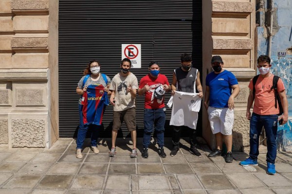 AME456. ASUNCIÓN (PARAGUAY), 25/08/2020.- Fanáticos esperan la salida de Ronaldinho Gaucho hoy, el Hotel Palmaroga, tras que el exfutbolista quedara libre por el proceso judicial que enfrentó por uso de documentos falsos, en Asunción (Paraguay). Ronaldinho Gaucho y su hermano Roberto abandonaron este lunes el lujoso hotel en el que cumplían reclusión domiciliaria con dirección al aeropuerto de Asunción para emprender vuelo con destino a Río de Janeiro, tras casi medio año detenidos en Paraguay por uso de documentos falsificados. EFE/ Nathalia Aguilar