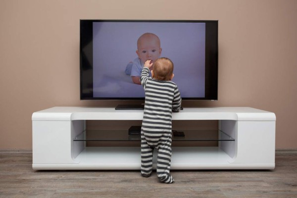 ¡Cuidado! los niños están en riesgo de que les caiga el televisor encima