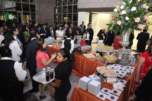 Ricardo Agurcia Fasquelle recibe premio del BCH