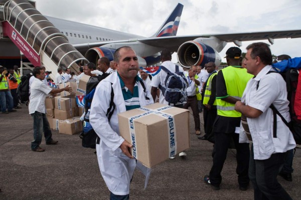 Médicos cubanos que viajaron a combatir el ébola aún no salen del hotel
