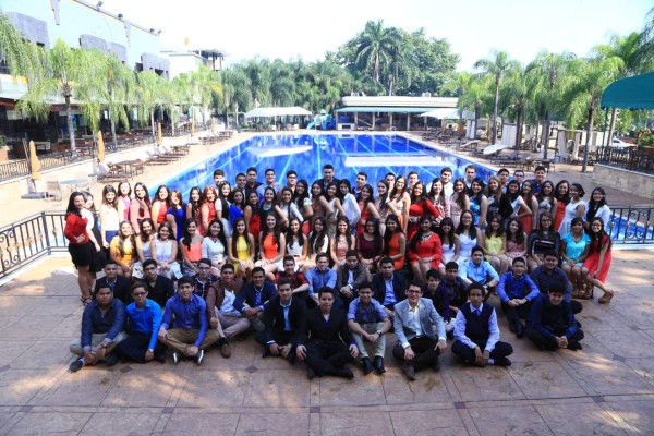 Emoción por el último año de secundaria