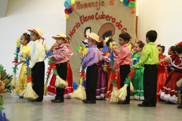 Alumnos de escuelas bilingües se lucen en Festival