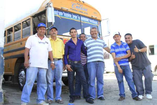 Ayudante viaja por la ruta de sus canciones