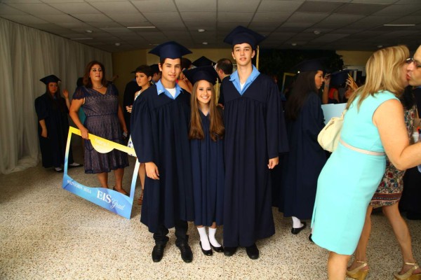 Alumnos de la Escuela Internacional Sampedrana se gradúan
