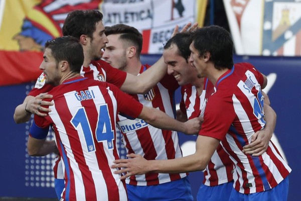 GRA284. MADRID, 26/02/2017.- El defensa uruguayo del Alético de Madrid Diego Godín (2d) celebra con sus compañeros, su gol ante el FC Barcelona, durante el partido correspondiente a la vigésimo cuarta jornada de Liga disputado hoy en el estadio Vicente Calderón. EFE/Javier Lizón