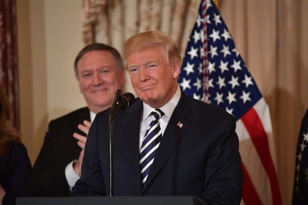 Trump busca a abogado de Bill Clinton para su defensa