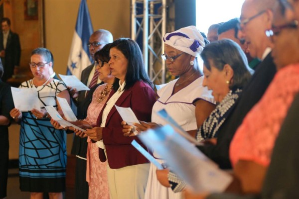 Premian a los mejores 19 docentes de Honduras