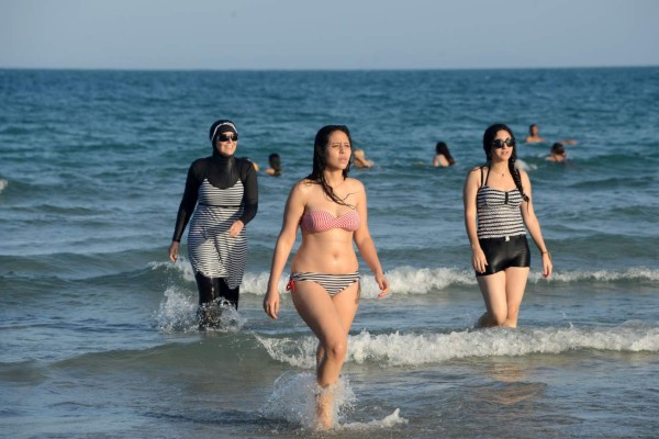 Nueva polémica sobre el burkini en Francia por control policial en una playa en Niza