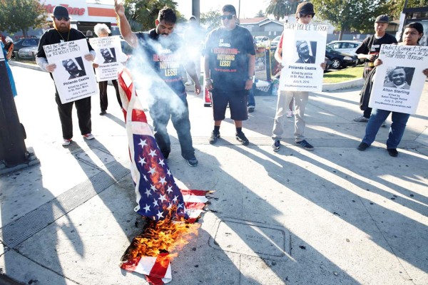 Trump propone encarcelar a quienes quemen bandera de EUA