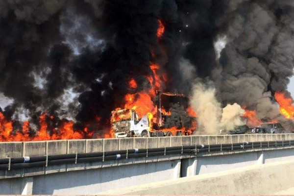 Dos muertos tras explosión en choque de 36 vehículos en Brasil