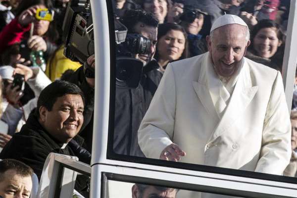 El Papa invitó a un cura a pasear en el papamóvil: '¡Vení, subí!'