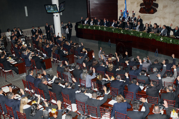 Oliva pide nuevo pacto a los diputados
