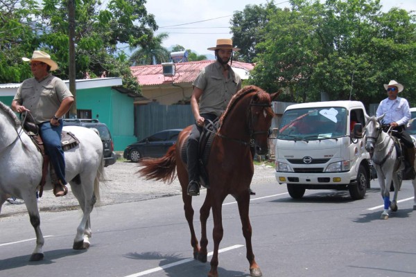 Desfile hípico de la Agas encanta a los sampedranos