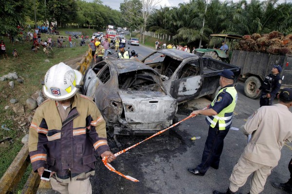 Una mujer calcinada en fuerte colisión entre dos carros