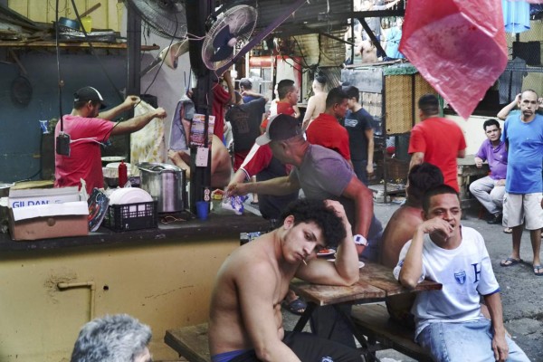 Los últimos 791 reos serán trasladados esta mañana del Centro Penal Sampedrano