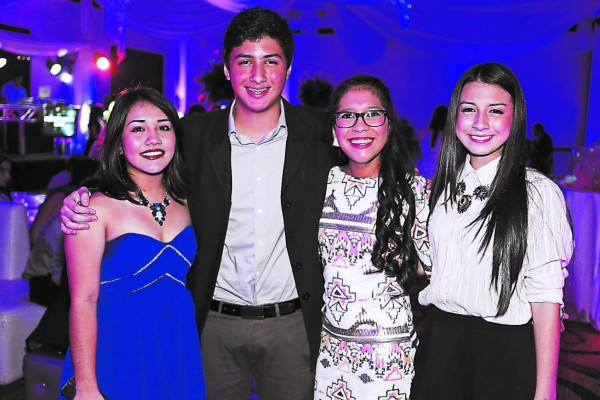 Celebran a lo grande los 15 años de Valeria García