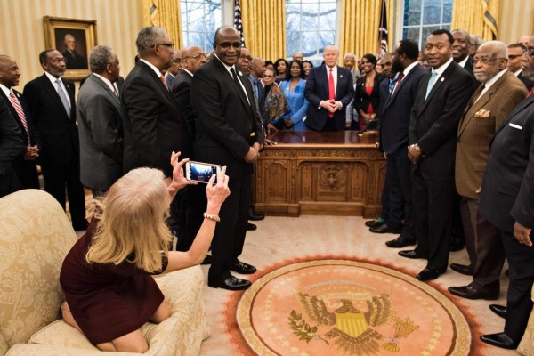 Polémica en EUA por esta foto de la asesora de Trump