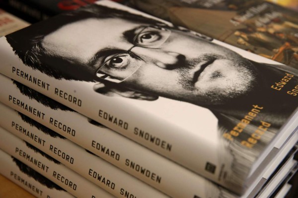 Estados Unidos demanda a Snowden por publicar libro sin revisión previa