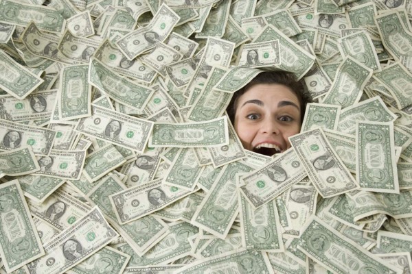 Recibe beca de un millón de dólares por error y se los gasta en lujos