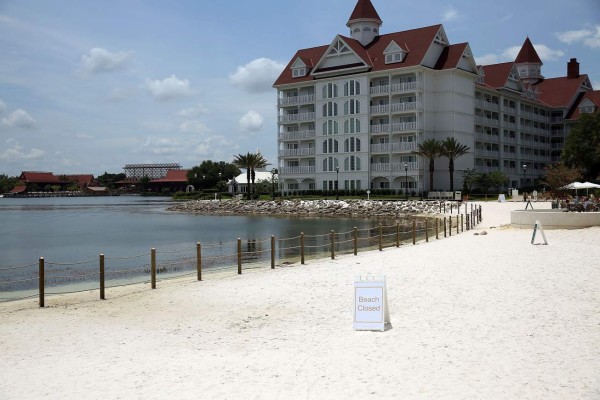 Cierran paso a lago en Disney donde murió niño arrastrado por caimán