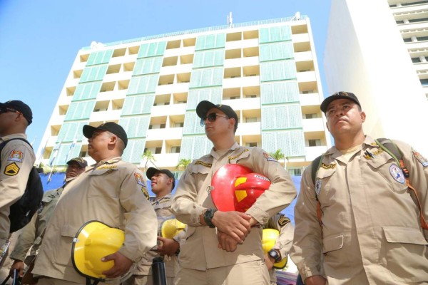 Bomberos de San Pedro listos para prevenir incendios en edificios