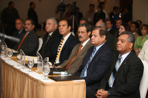 Candidatos exponen sus planes en foro