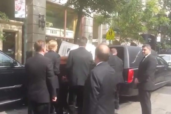 Trasladan cuerpo de Joan Rivers a crematorio