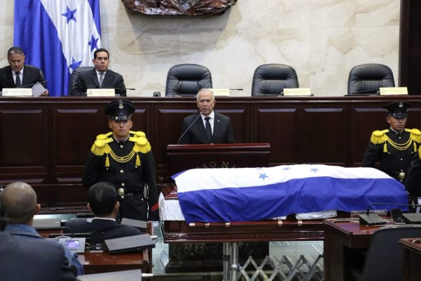 Expresidente Suazo Córdova es despedido con honores en Casa de Gobierno y el Congreso