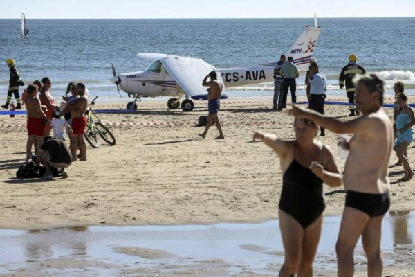 Bañistas mueren en la playa al ser arrollados por avioneta