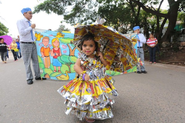 Tegucigalpa luce inundada de civismo y color