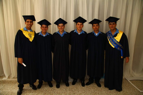Alumnos de la Escuela Internacional Sampedrana se gradúan