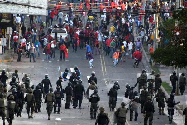 Mel Zelaya es gaseado en protesta en Honduras