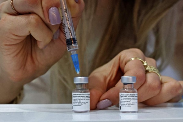 Vacuna de Pfizer neutraliza las tres variantes del coronavirus