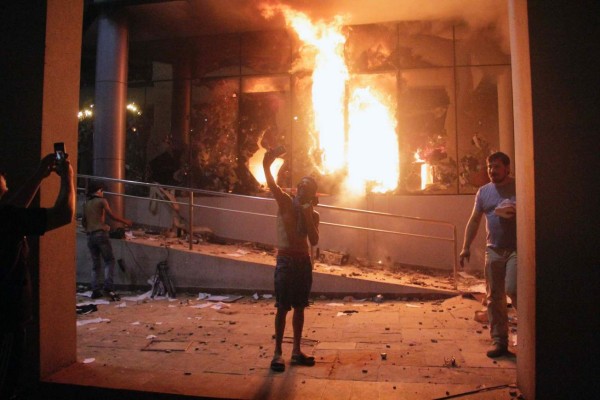 Manifestantes destruyen y prenden fuego al edificio del Congreso de Paraguay.