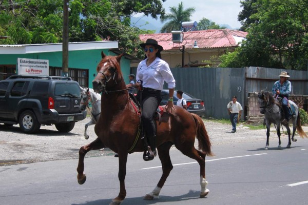 Desfile hípico de la Agas encanta a los sampedranos
