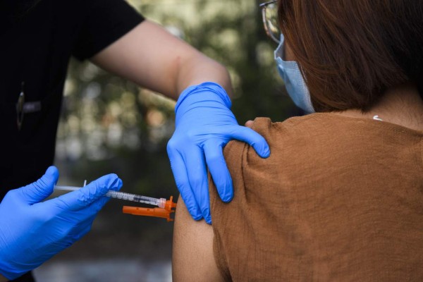Nueva York ofrece becas universitarias a quienes se vacunen contra el covid 19