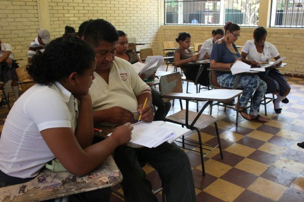 Estudiantes sampedranos alfabetizaron a 14,000 adultos