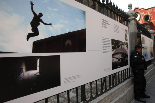 Exposición fotos muestra abusos que sufren migrantes en México