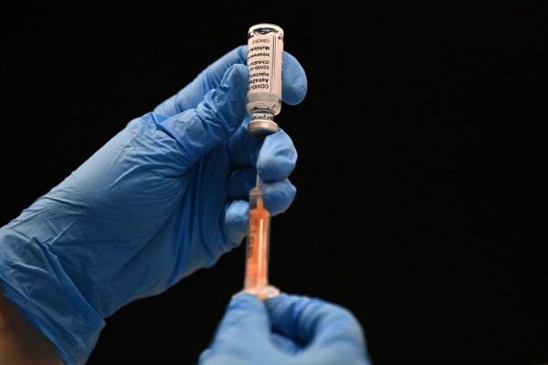 La protección anticovid disminuye seis meses después de la vacuna, revela estudio