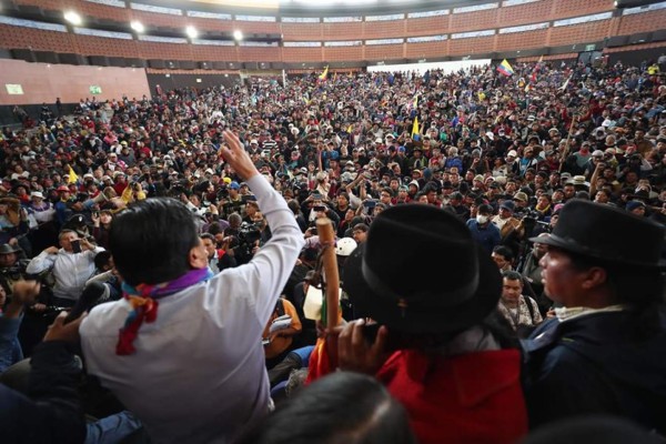 Indígenas llaman al Ejército a retirar su apoyo al presidente de Ecuador ante la crisis