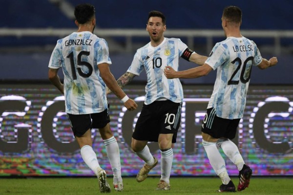 Argentina's Lionel Messi (C) celebrates with teammates Nicolas Gonzalez (L) and Giovani Lo Celso after scoring a free-kick against Chile during their Conmebol Copa America 2021 football tournament group phase match at the Nilton Santos Stadium in Rio de Janeiro, Brazil, on June 14, 2021. (Photo by MAURO PIMENTEL / AFP)