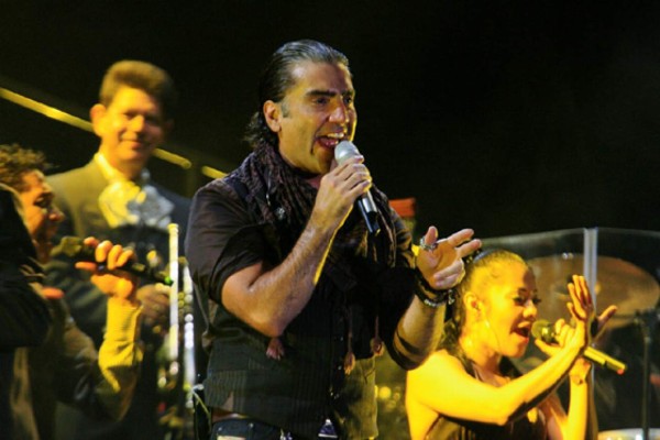 Inicia concierto de Alejandro Fernández en SPS